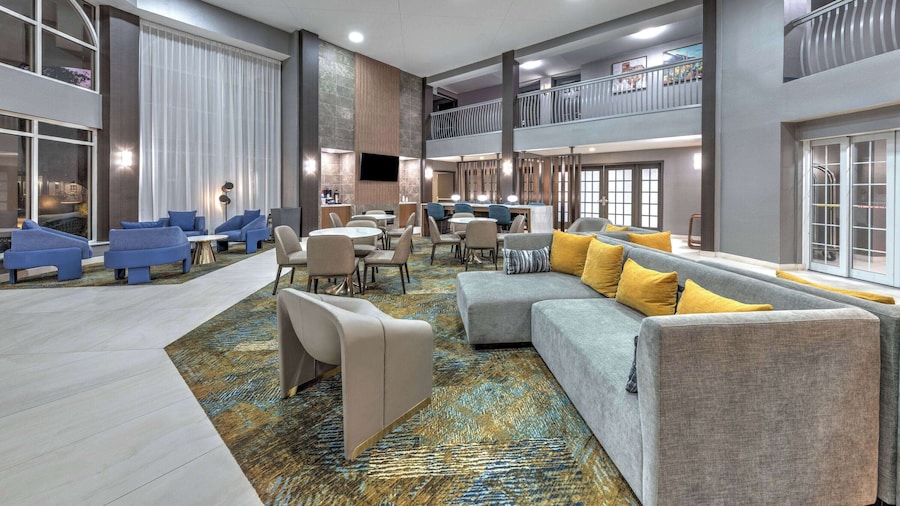 La Quinta Inn & Suites by Wyndham Dallas DFW Airport North