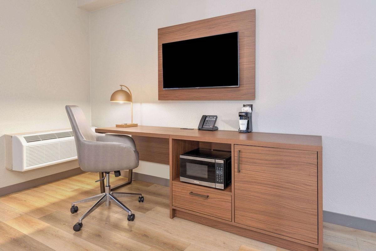 room, 1 king bed, accessible, non smoking (roll-in shower) | premium bedding, desk, laptop workspace, iron/ironing board