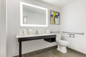 Ensemble douche/baignoire, articles de toilette gratuits, sèche-cheveux