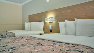 Habitación estándar, 2 camas de matrimonio | Ropa de cama de alta calidad, cortinas opacas, sistema de insonorización