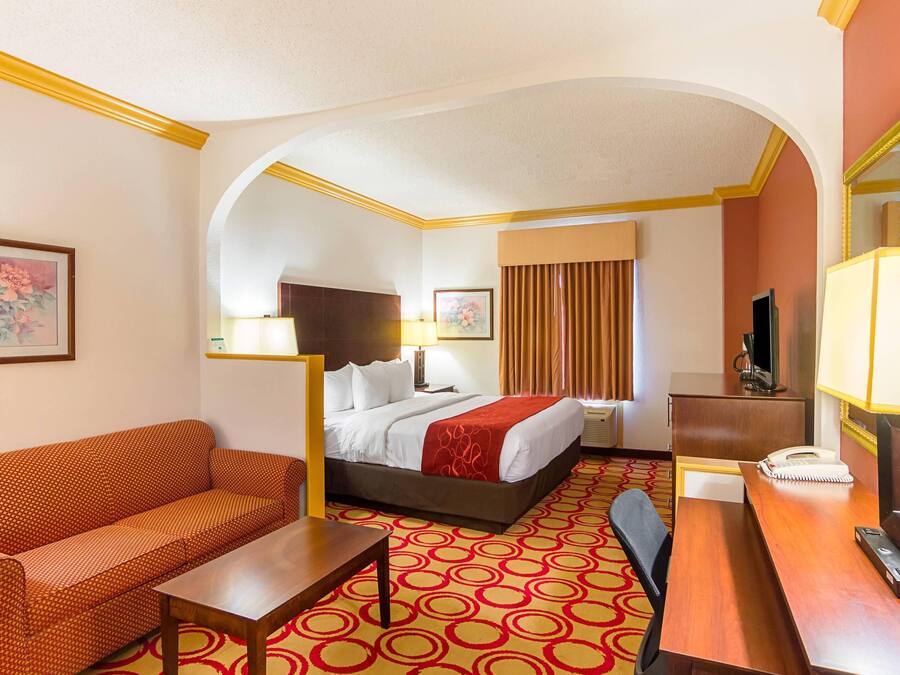 Escritorio, sistema de insonorización y tabla de planchar con plancha