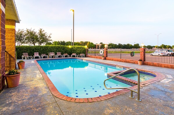 Piscine extérieure en saison