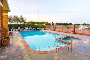 Una piscina al aire libre de temporada