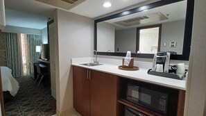 Suite, 1 très grand lit | Restauration dans la chambre