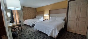 Suite, 2 camas Queen size | Escritorio, tabla de planchar con plancha y cunas gratuitas 
