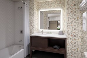 Ensemble douche/baignoire, articles de toilette gratuits, sèche-cheveux