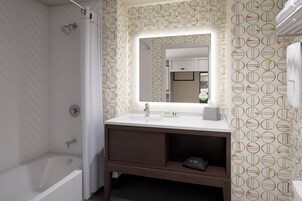 Combined shower/tub, free toiletries, hair dryer, towels