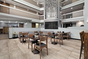 Desayuno buffet diario (USD 12.99 por persona)