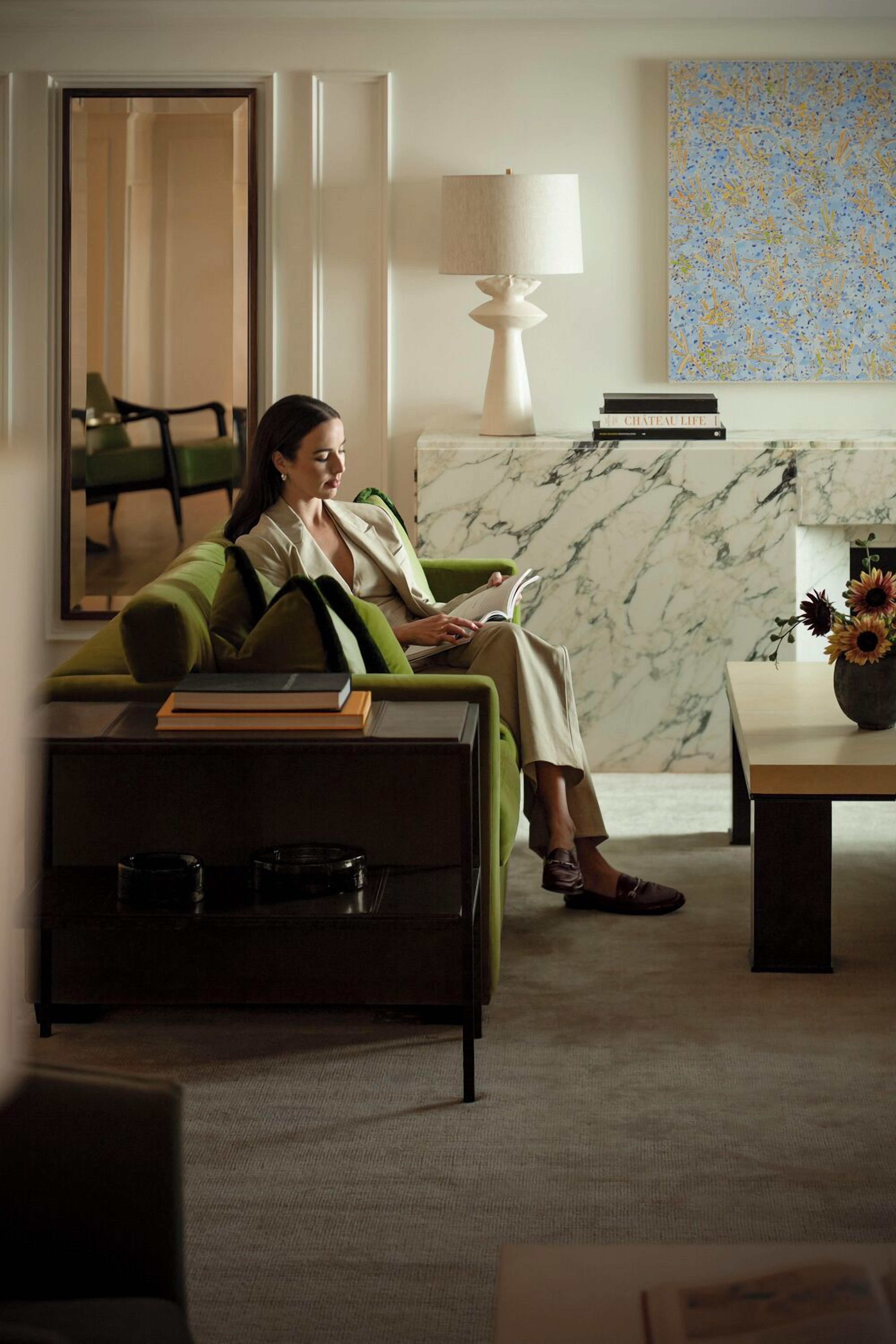 3 bars/lounges, lobby lounge