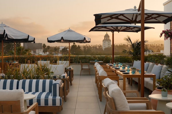 3 restaurants; breakfast, lunch, and dinner served