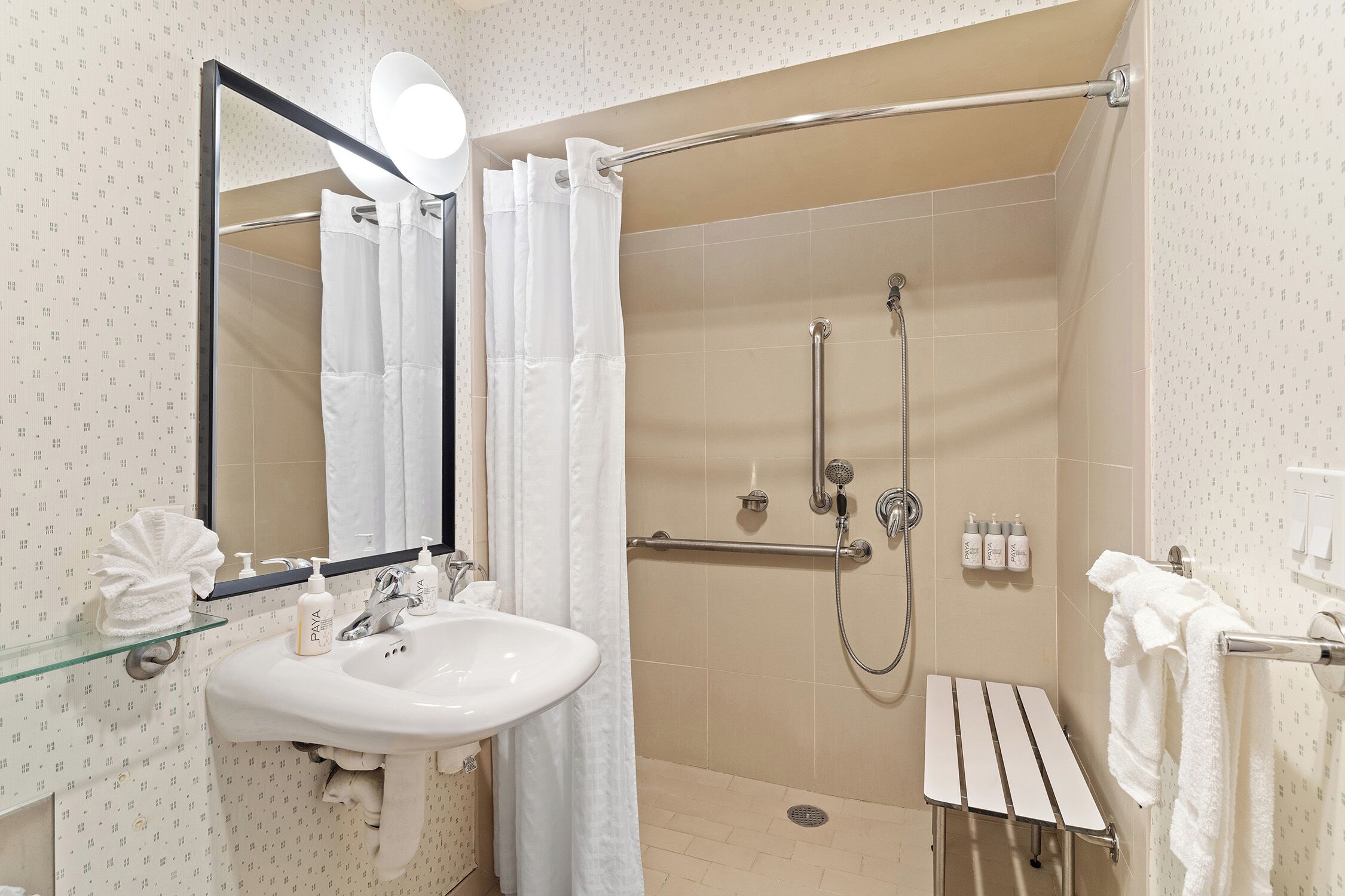 single room, 1 king bed, accessible | bathroom | combined shower/bathtub, free toiletries, hair dryer, towels