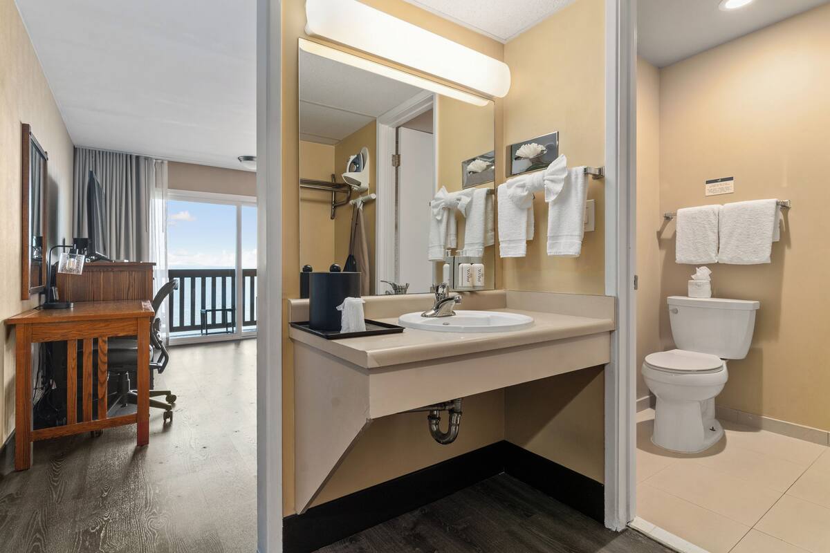 room, 1 king bed, balcony, bay view | bathroom | combined shower/bathtub, free toiletries, hair dryer, towels
