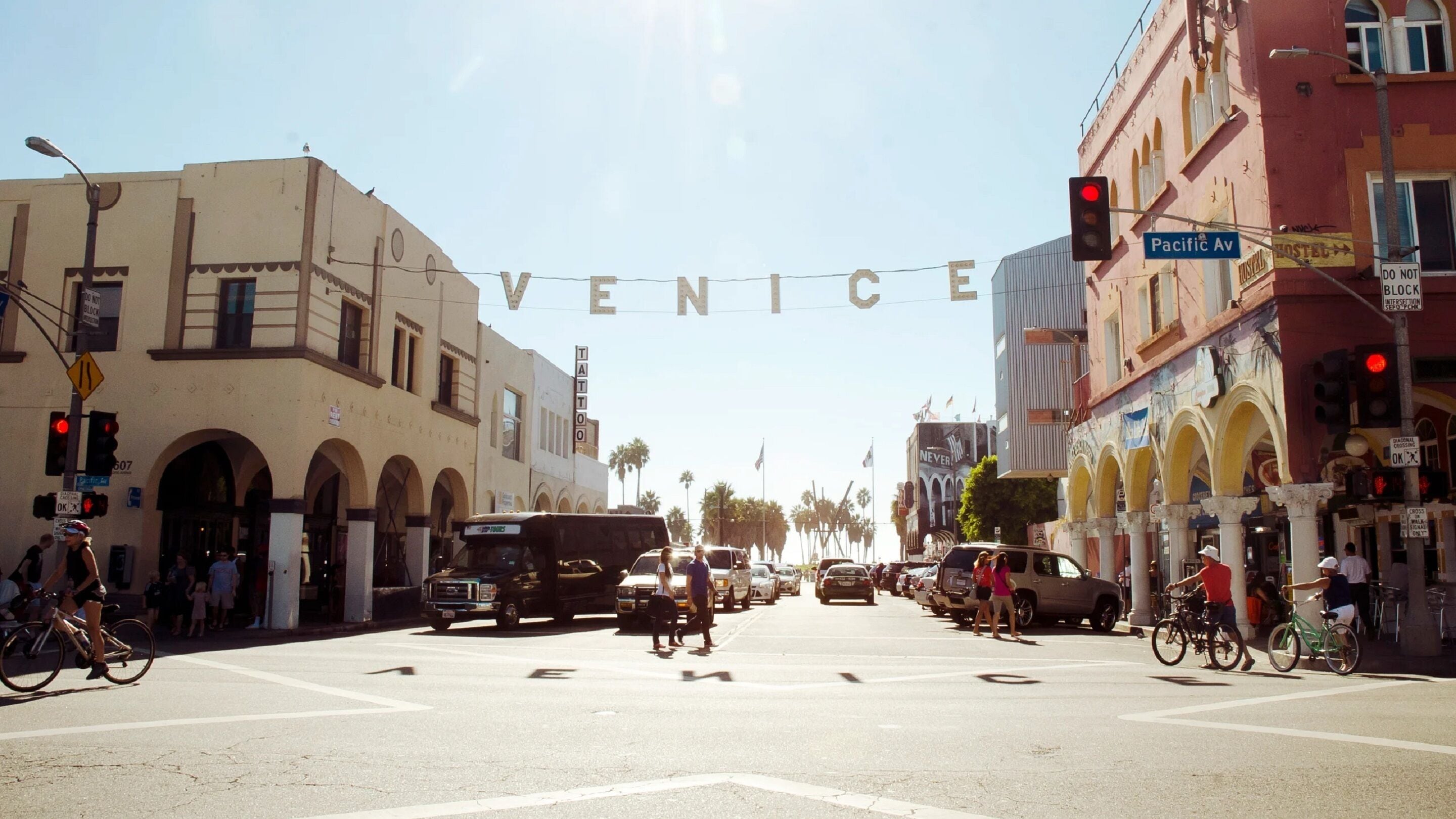 Una concurrida intersección de calles, con la palabra 'VENICE' visible a lo lejos.
