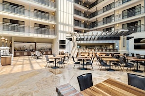 Bao gồm bữa sáng buffet hàng ngày