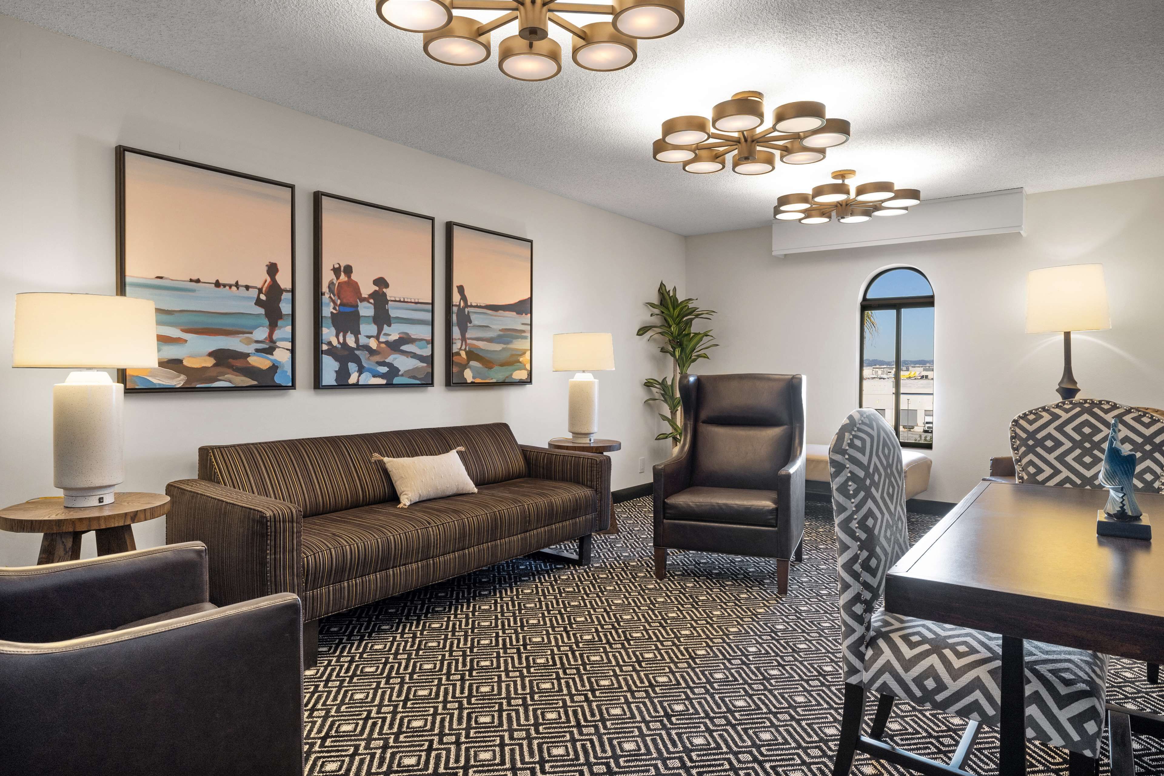 flat-screen tv, pay films