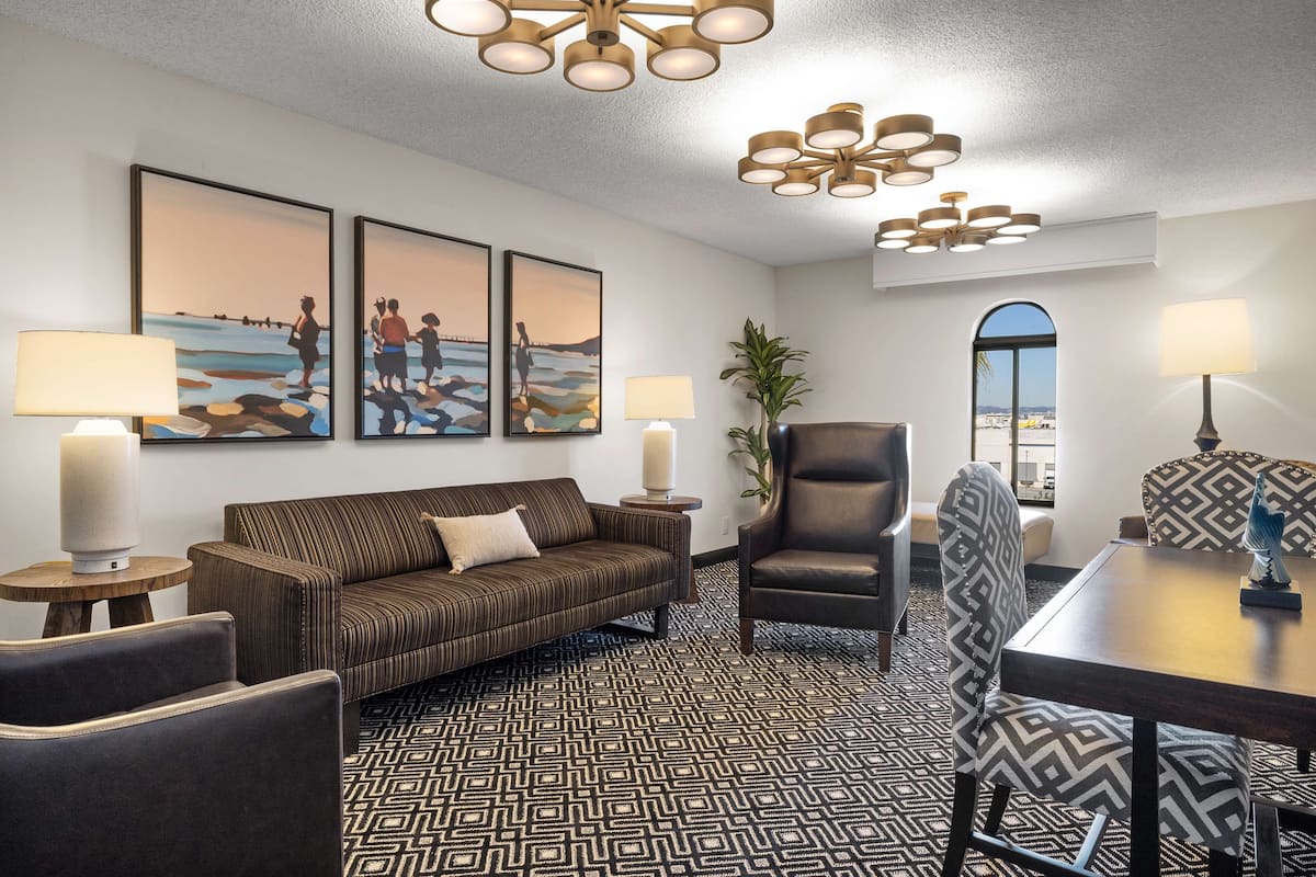 flat-screen tv, pay films