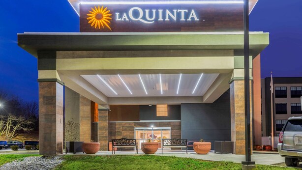 Entrada de un hotel con un letrero que dice "LA QUINTA".