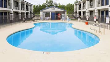 Alberca al aire libre, acceso de 09:00 a 21:00, y camastros