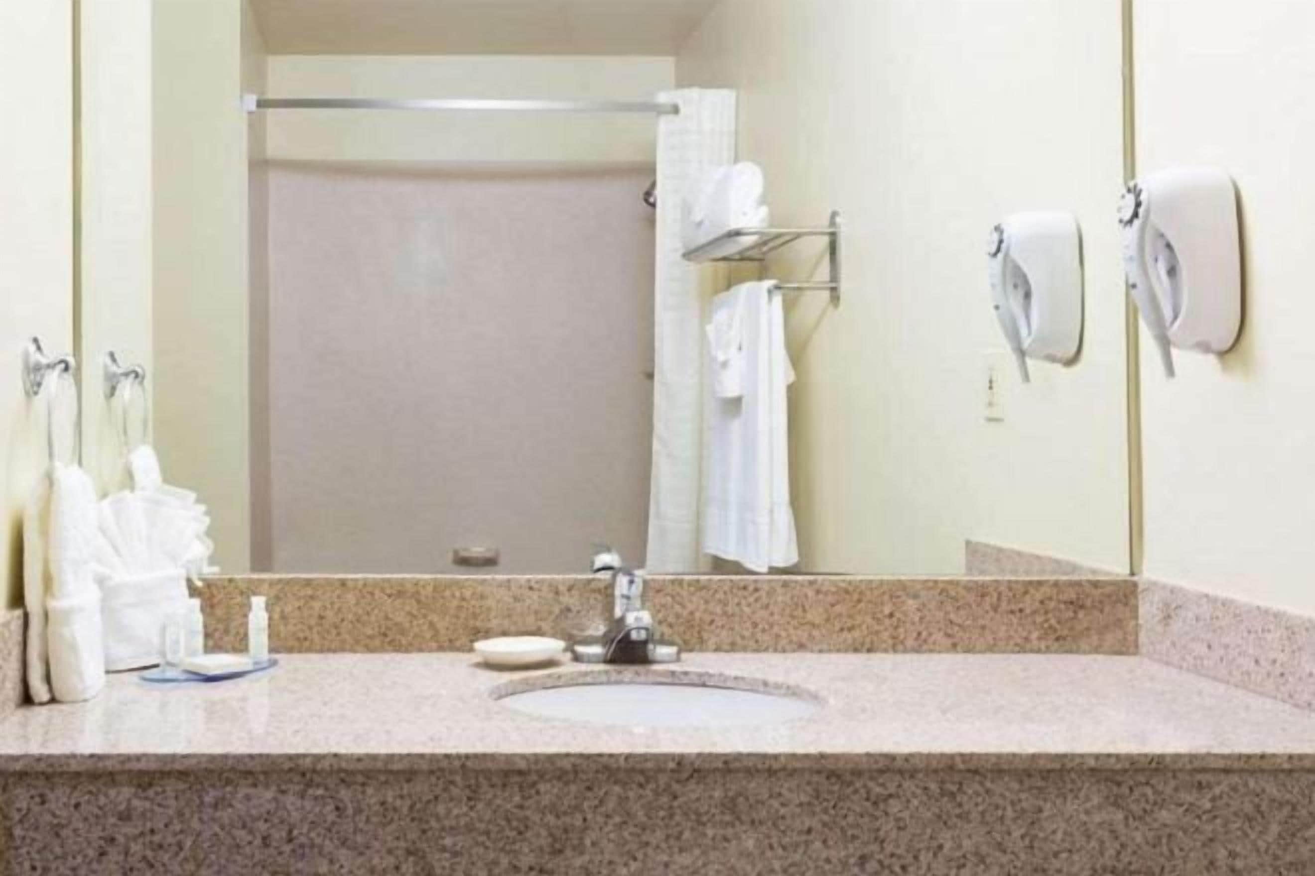 Bathroom | Combined shower/bathtub, free toiletries, towels, soap