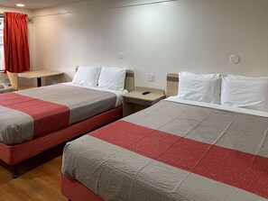 Escritorio, espacio para trabajar con un portátil, cortinas opacas