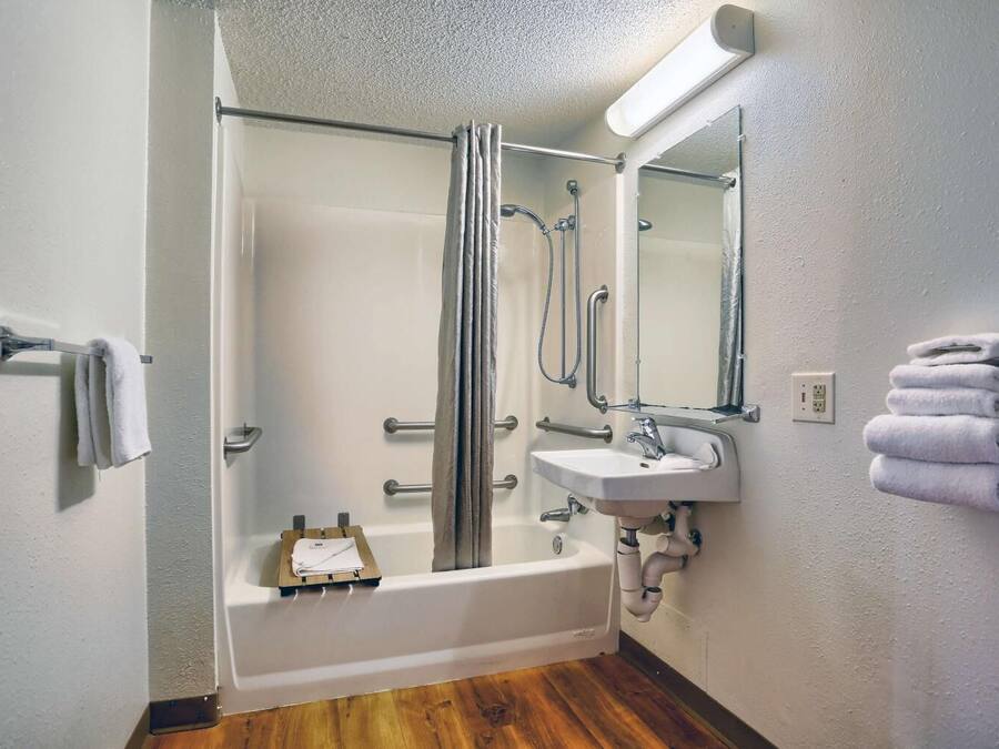 Combined shower/bathtub, towels