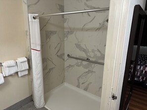 Habitación Deluxe, 1 cama de matrimonio, accesible para personas con discapacidad (Roll-In Shower) | Baño | Ducha y bañera combinadas y artículos de higiene personal gratuitos