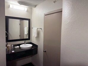 وحدات دش مع أحواض استحمام، مستلزمات مجانية للعناية الشخصية، مناشف، صابون