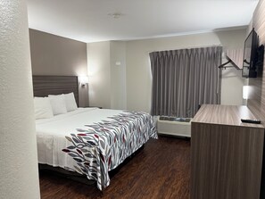 Escritorio, espacio para trabajar con un portátil, cortinas opacas