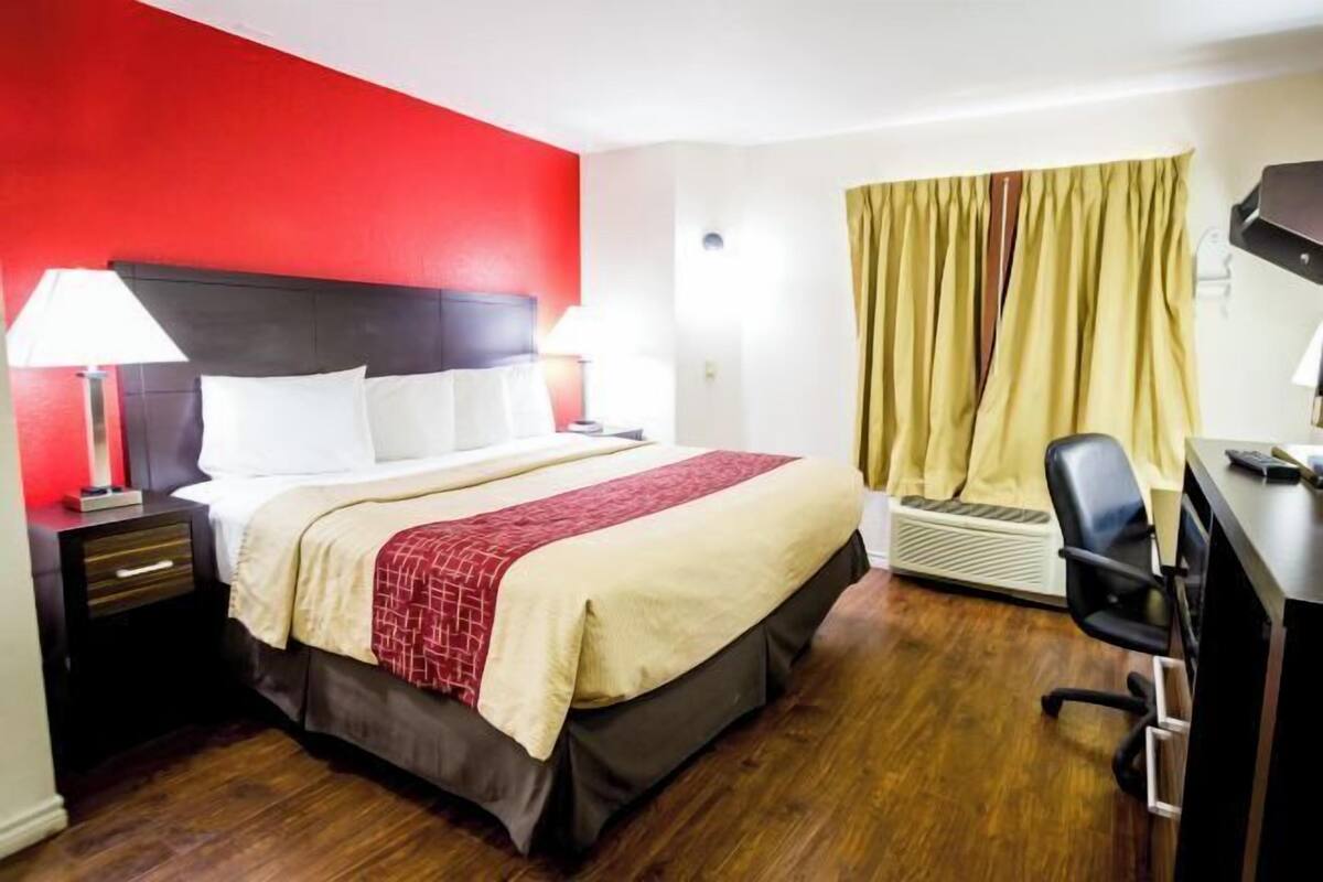 Desk, laptop workspace, blackout drapes, free cribs/infant beds