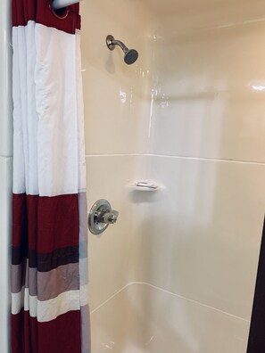 Combined shower/bathtub, free toiletries, towels, soap