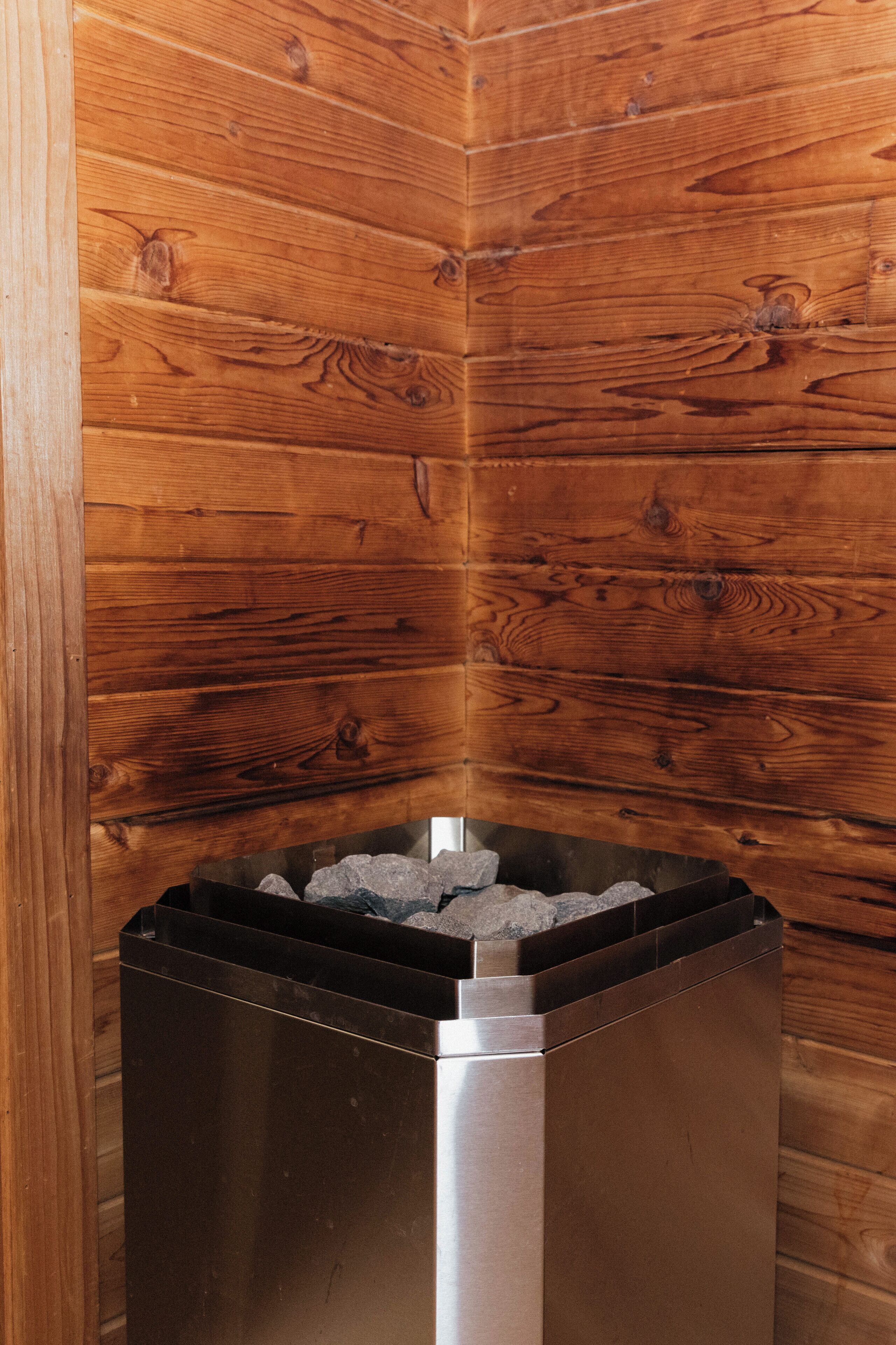 Una sauna con base metálica y revestimiento de madera.