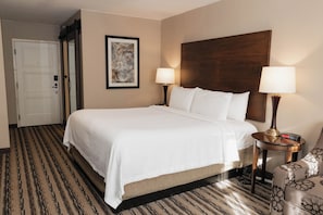 Desk, blackout curtains, free WiFi, bed sheets - The Colonial Hotel (Gardner)