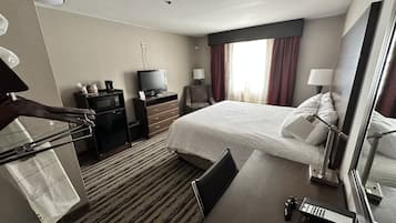 Työpöytä, pimennysverhot, ilmainen Wi-Fi, vuodevaatteet