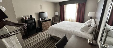 Meja kerja, tirai kedap cahaya, Wi-Fi gratis, dan seprai linen