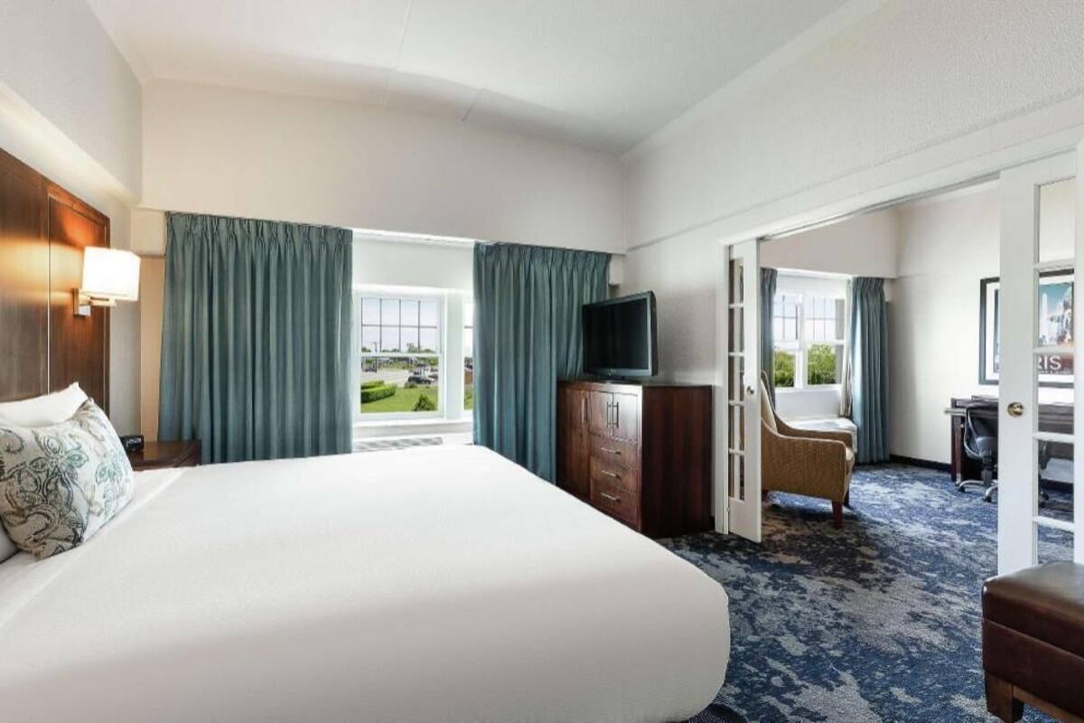 ملاءات للفراش لا تسبب الحساسية وخزنة داخل الغرفة وستائر تعتيم