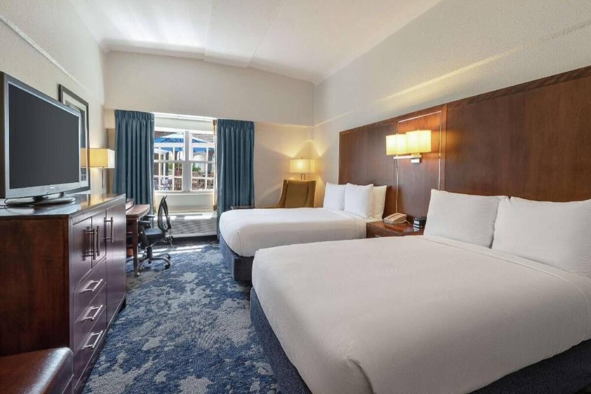 ملاءات للفراش لا تسبب الحساسية وخزنة داخل الغرفة وستائر تعتيم