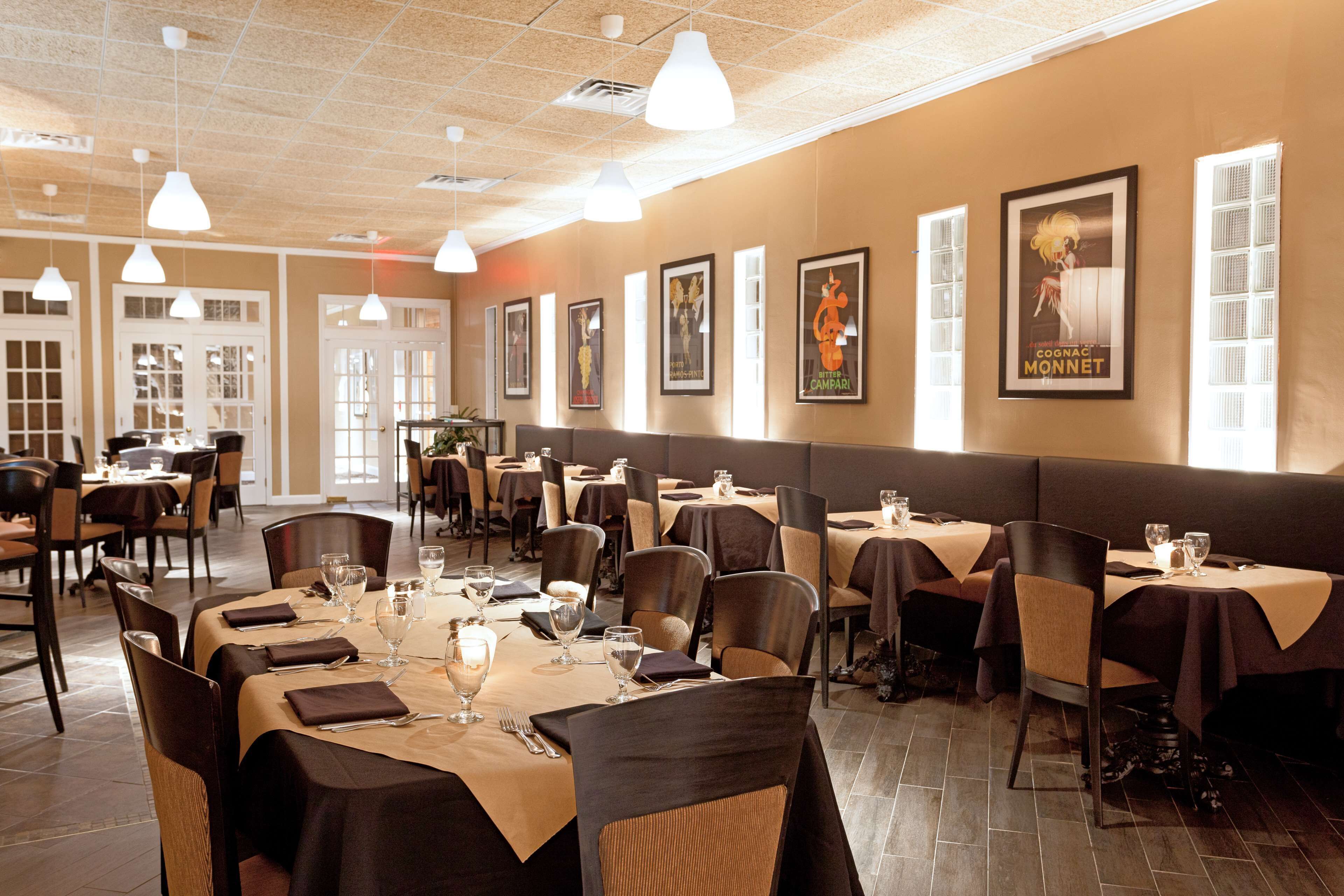 2 restaurants, breakfast, dinner served; american cuisine