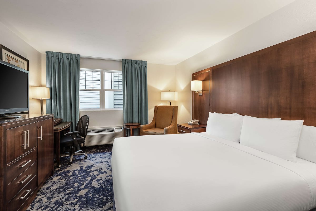 Hypo-allergenic bedding, in-room safe, blackout drapes