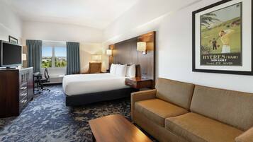 Chambre, 1 très grand lit et 1 canapé-lit | Aire de séjour | Téléviseur ACL de 42 po avec télévision par satellite, téléviseur