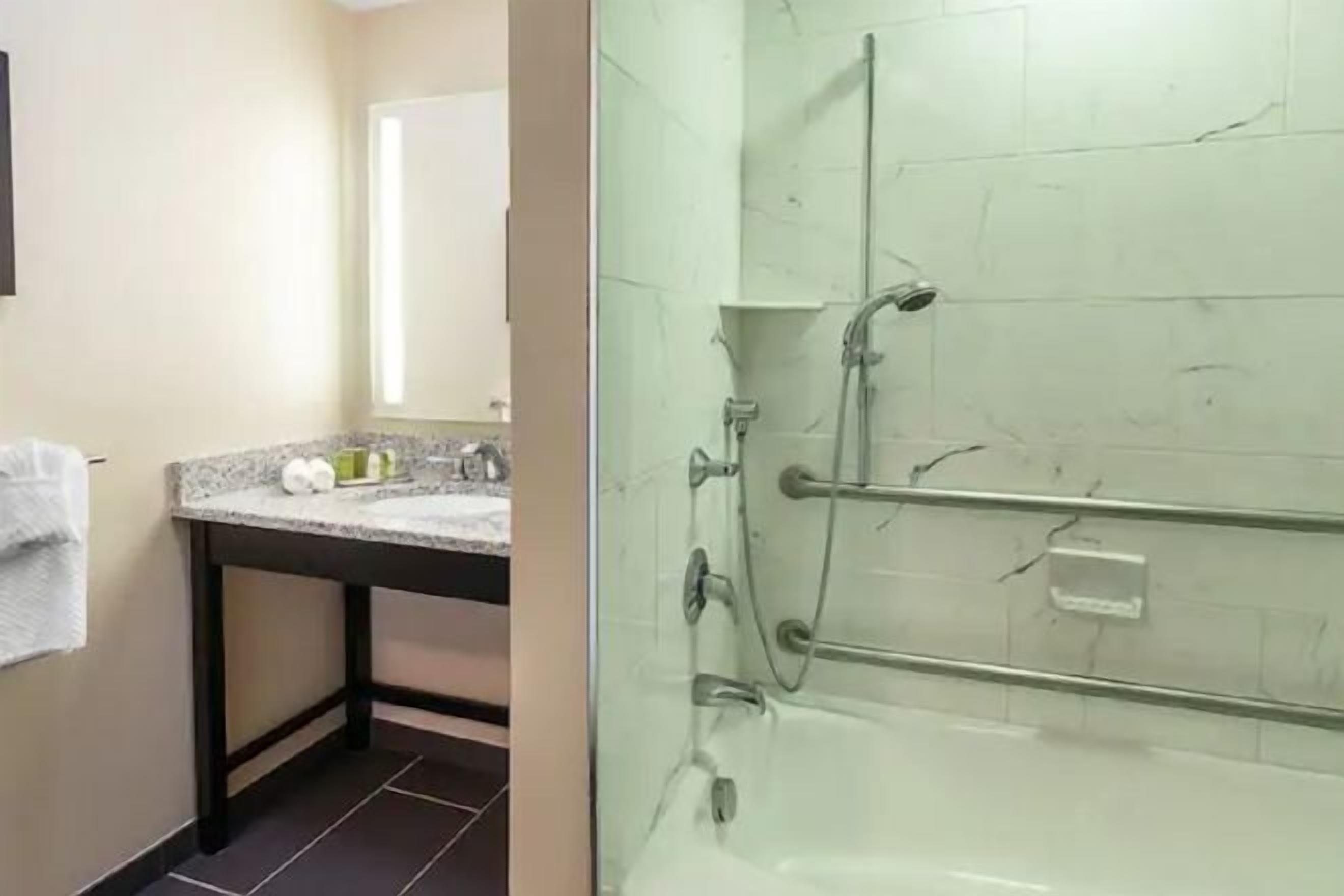 Artículos de higiene personal gratuitos, secador de pelo y toallas