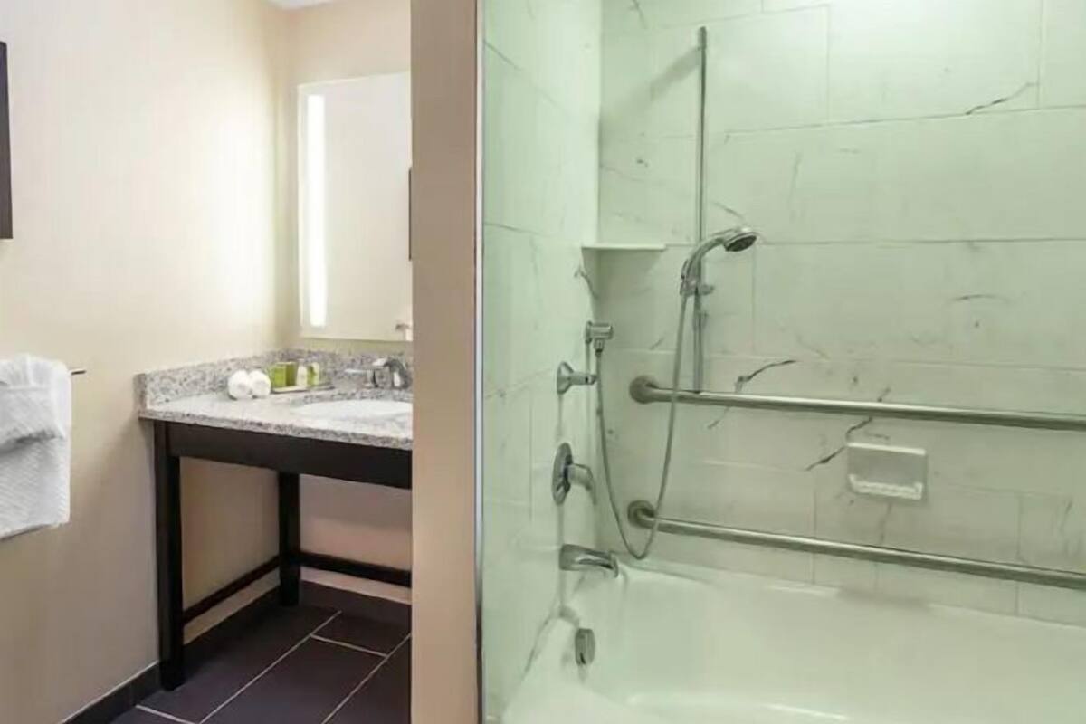 Produtos de toalete grátis, secador de cabelo, toalhas de banho