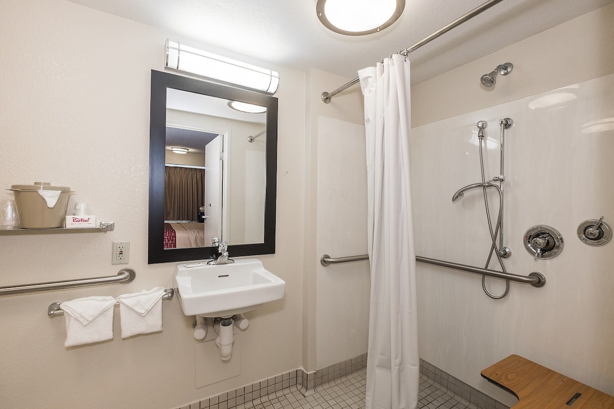 standard room, 1 king bed, accessible (roll-in shower, smoke free) | bathroom | combined shower/bathtub, towels