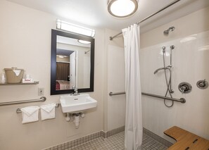 Habitación estándar, 1 cama King size (Roll-In Shower, Smoke Free) | Baño | Tina con regadera y toallas