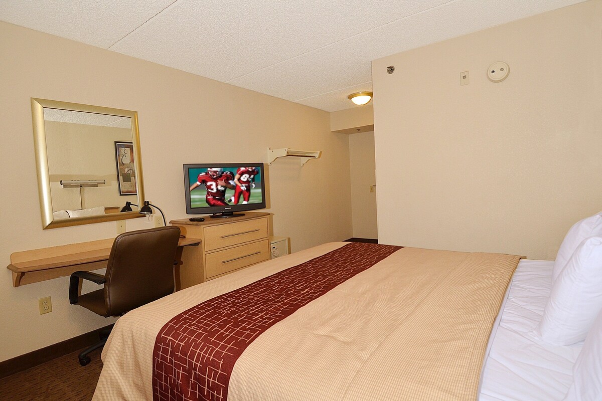 Standard Room, 1 King Bed (Smoke Free) | Free WiFi, bed sheets