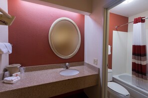 Bañera con ducha, toallas