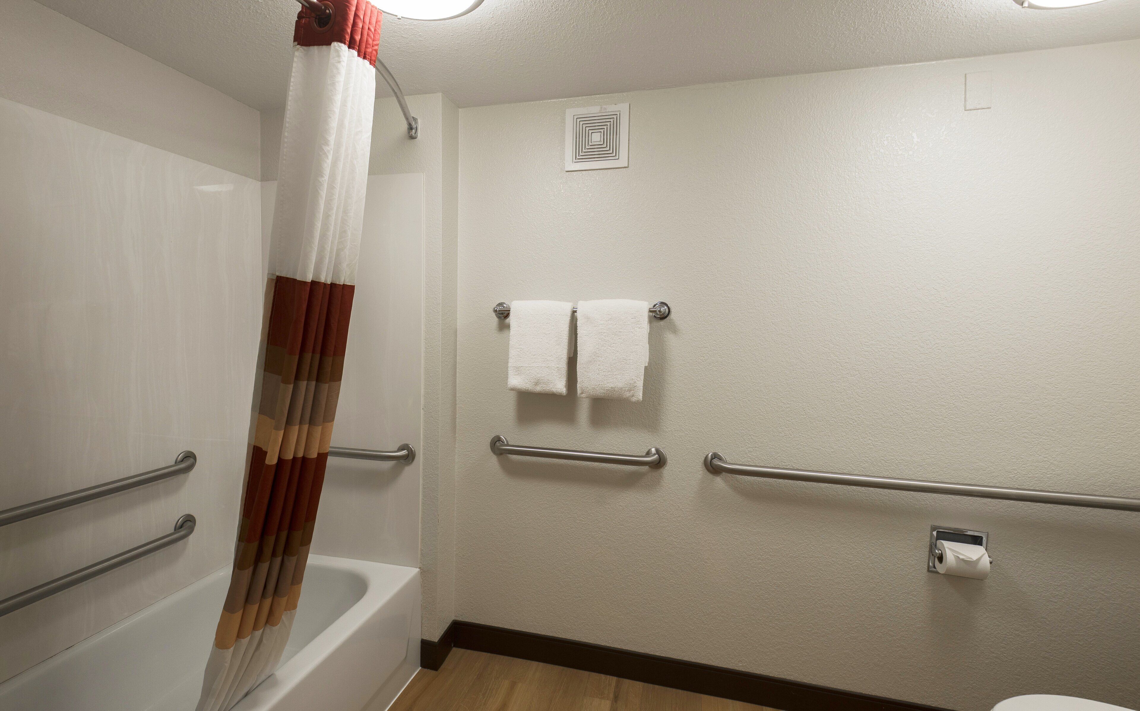 combined shower/bathtub, towels