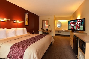 Superior Room, 1 King Bed (Smoke Free) | Free WiFi, bed sheets - Red Roof Inn San Antonio - Airport (San Antonio)