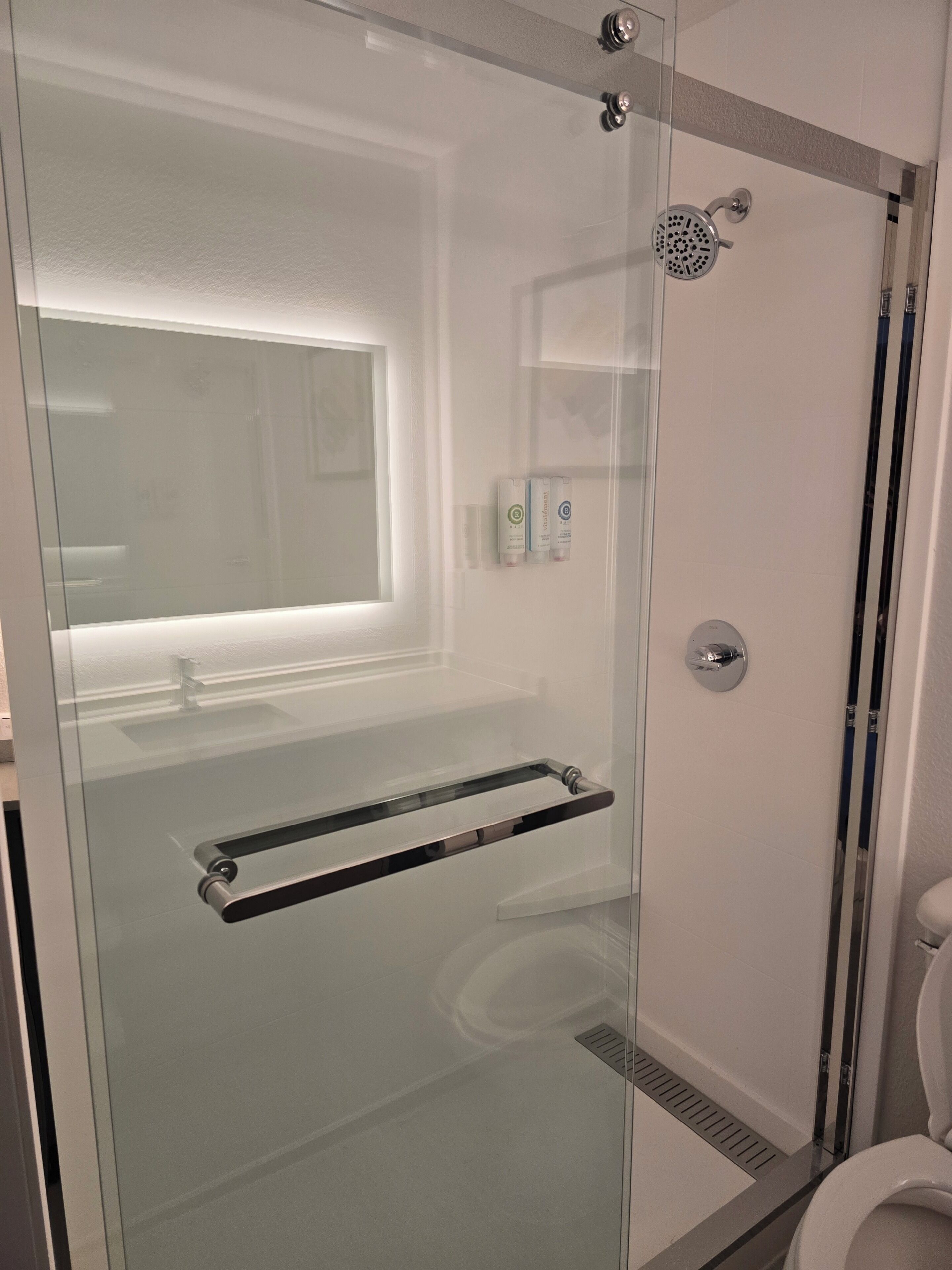 Bañera con ducha, artículos de tocador gratuitos, secador de pelo