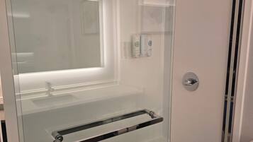 Combined shower/bathtub, free toiletries, hair dryer, towels