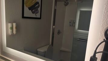 Een bad/douchecombinatie, gratis toiletartikelen, een haardroger